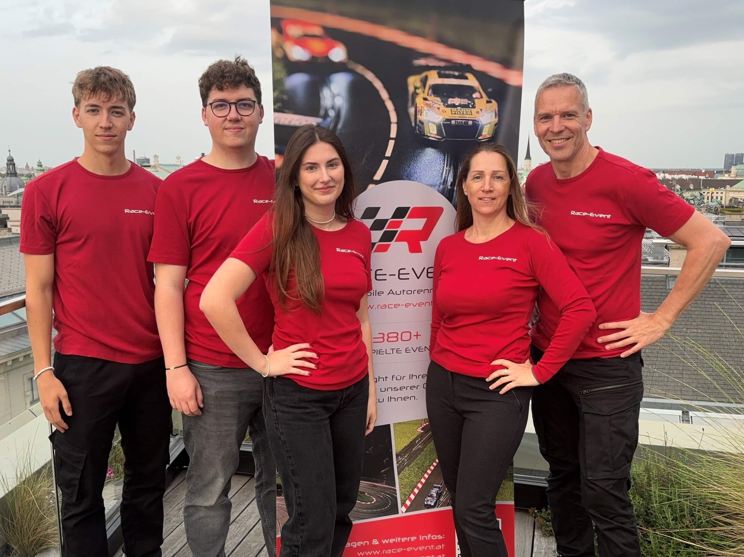 Das Race-Event Team beim Aufbau der Rennbahn für ein Firmenevent