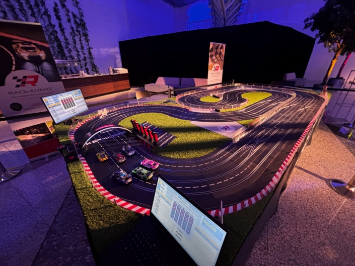 4-spurige Carrera-Rennbahn