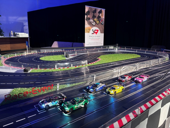 4-spurige Carrera-Rennbahn