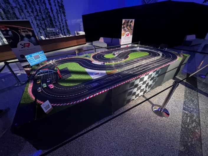 4-spurige Carrera-Rennbahn